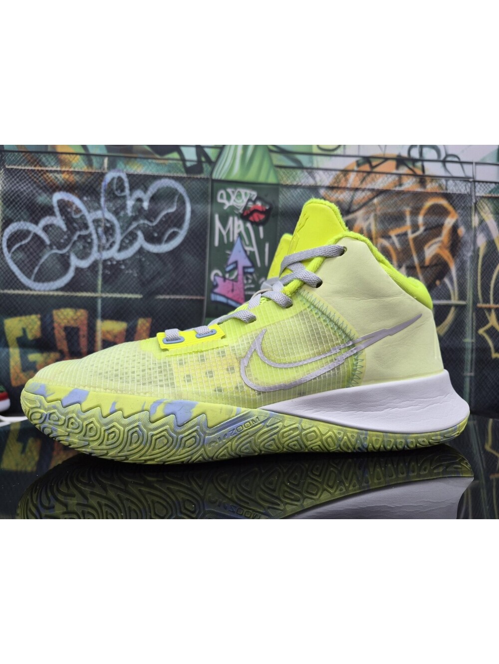 Nike Kyrie Flytrap IV 4 Barely Volt Mens Size 8.5M Basketball Shoes